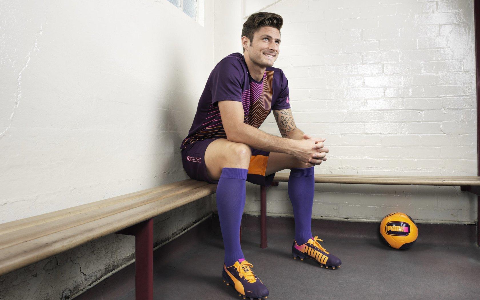 英超巅峰战现争议瞬间！戈登凶狠铲球留痕，范戴克带伤奋战