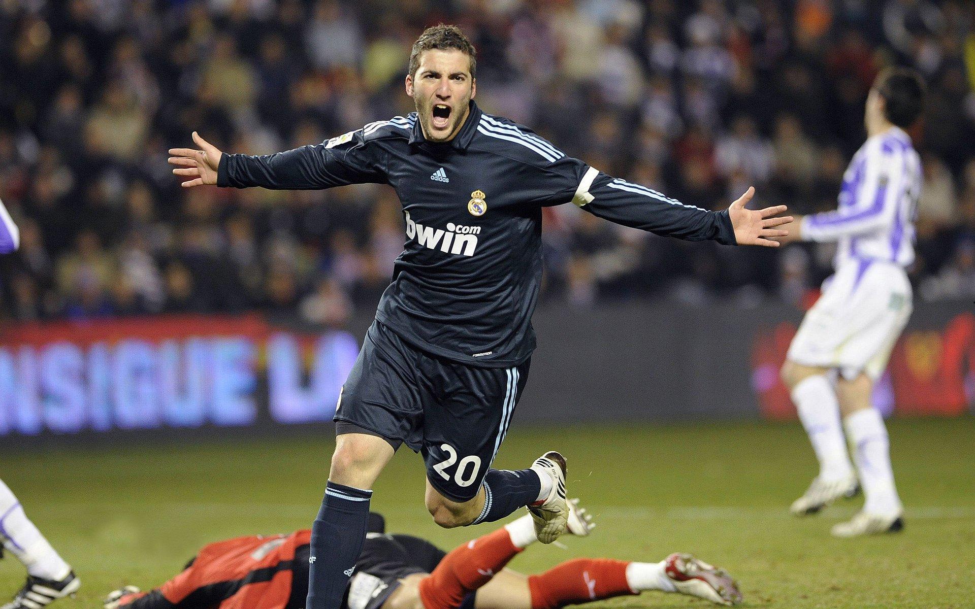 丹-伯恩专访揭秘，季前赛一杯酒化解恩怨，与哈弗茨冰释前嫌成纽卡团结缩影