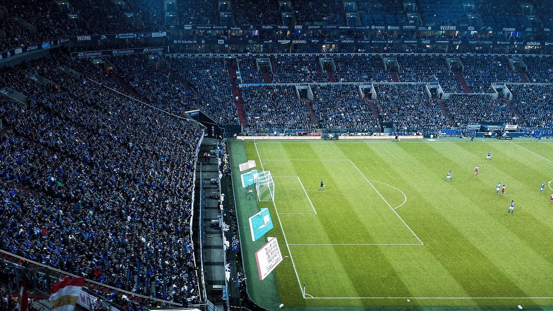 欧冠赛场势如破竹，加泰罗尼亚巨人昂首挺进，锋线传奇书写崭新篇章